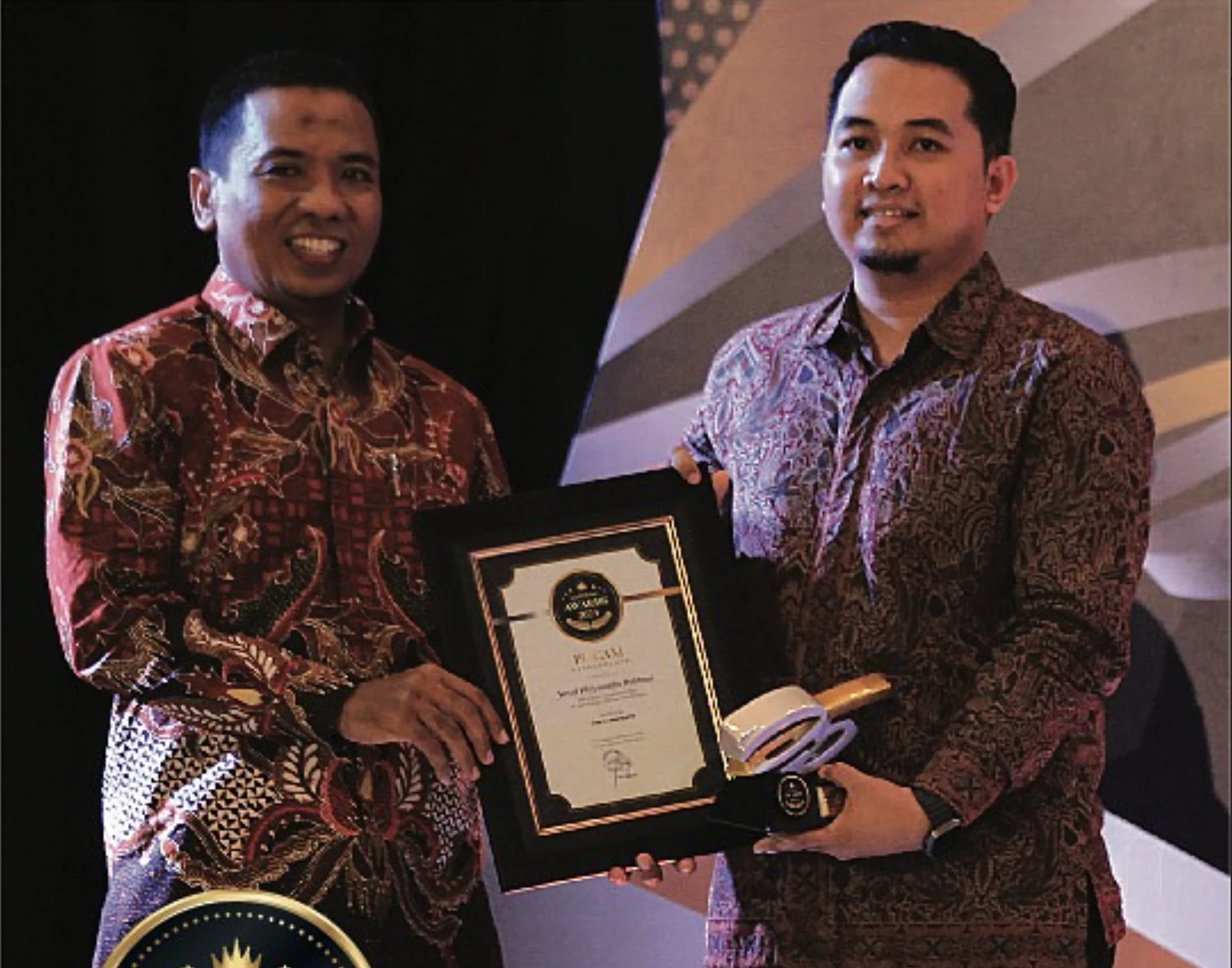 Yusuf Dhiyauddin Robbani menerima penghargaan Radar Bromo Awards 2024 kategori Tokoh Inspiratif